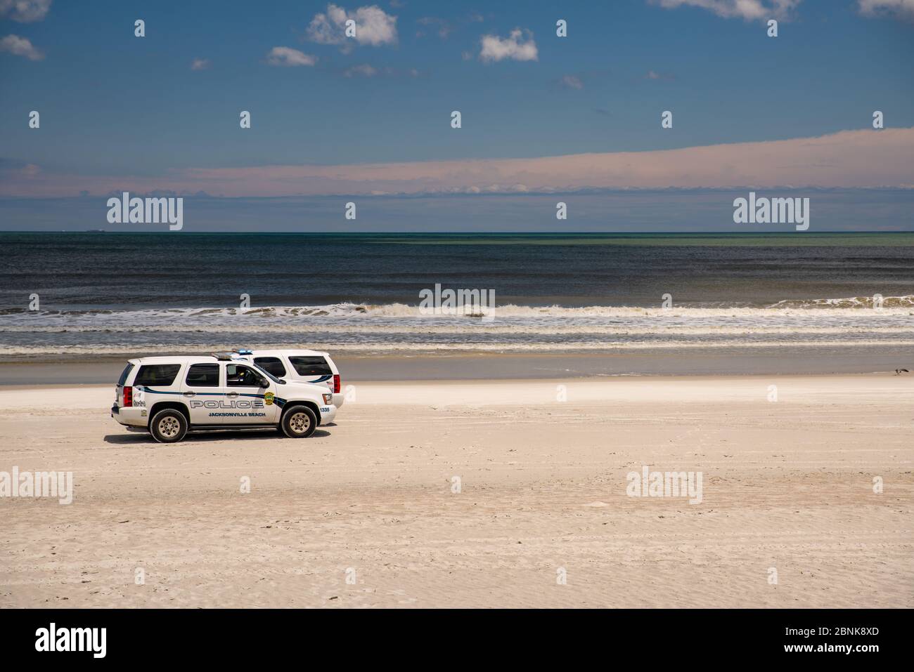 La police patrouilant sur Jacksonville Beach FL coronavirus Covid 19 a fermé Banque D'Images