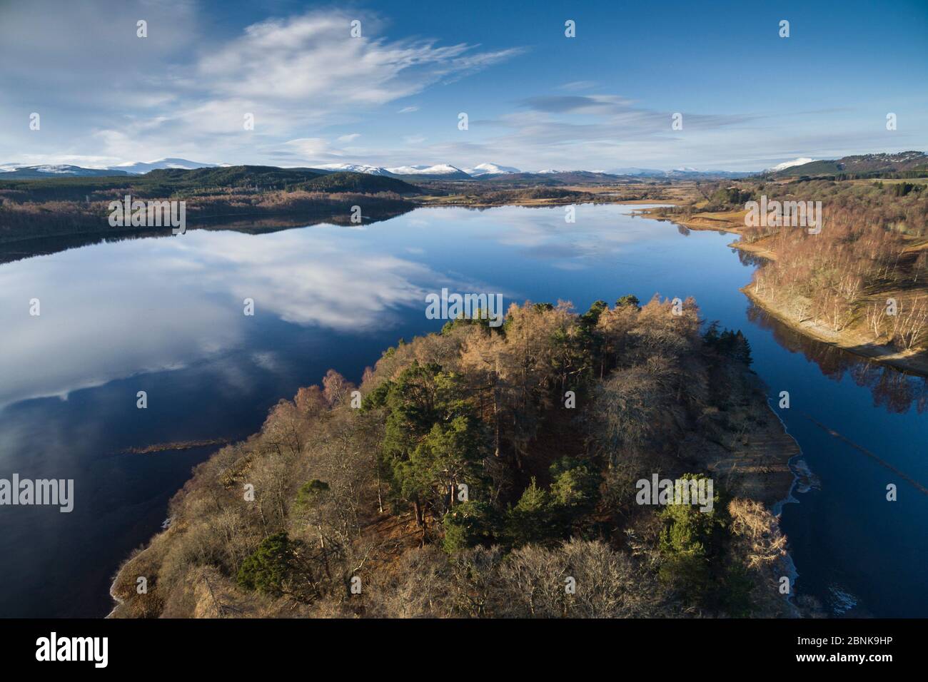 Sky reflète dans le Loch Insh, Parc National de Cairngorms, en Écosse, au Royaume-Uni, en mars 2016. Banque D'Images
