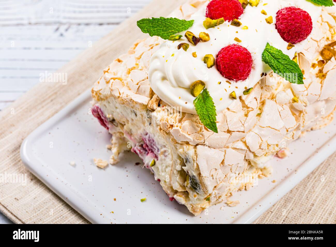 Gâteau à la meringue à la papillova avec crème et framboises. Meringue roulade, dessert d'été. Banque D'Images