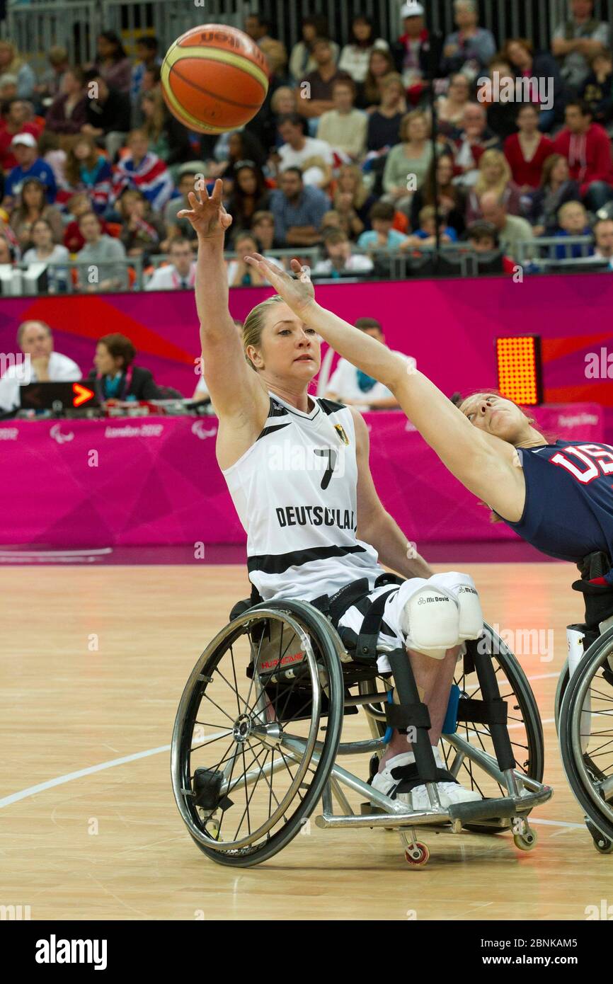 Londres Angleterre, 1 septembre 2012: L'Allemagne, Edina Mueller, lance un ballon de basket-ball sur un joueur des États-Unis alors que les Allemands ferment les États-Unis avec une victoire au premier tour 54-48 dans la compétition de basketball en fauteuil roulant pour femmes aux Jeux paralympiques de Londres. ©Bob Daemmrich Banque D'Images