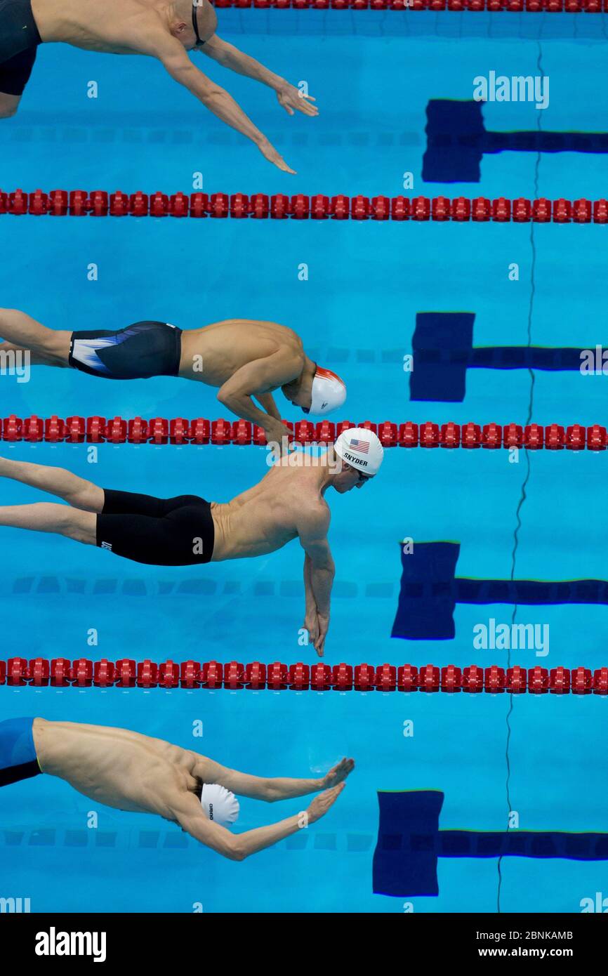 Londres Angleterre, 1 septembre 2012 : Bradley Snyder (centre) des États-Unis part des blocs de départ dans la nage libre pour hommes S11 pour les athlètes ayant un handicap visuel lors de la compétition aux Jeux paralympiques de Londres. ©Bob Daemmrich Banque D'Images