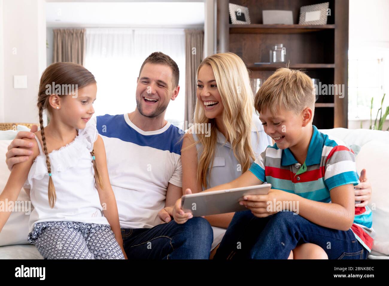 Famille caucasienne avec deux enfants utilisant une tablette à la maison Banque D'Images