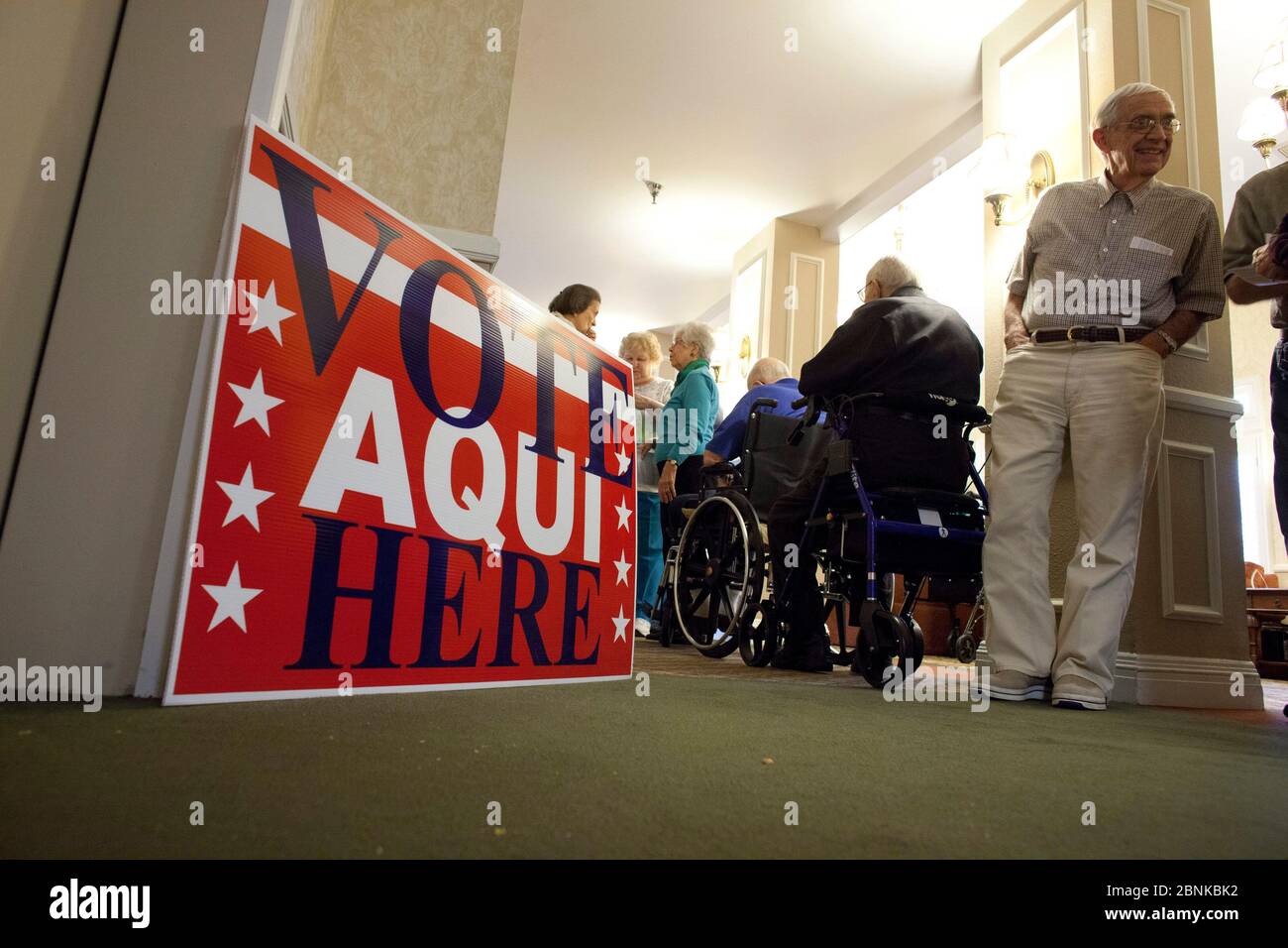 Austin Texas États-Unis, 26 octobre 2012: Les résidents âgés se mettent en file pour le vote par anticipation au Sommet, un centre de vie indépendant et assisté, avant l'élection générale de mardi qui décidera du président des États-Unis et de nombreuses autres races. La participation était élevée, car des dizaines de personnes ont tapé dans les couloirs pour voter électroniquement. ©Bob Daemmrich Banque D'Images