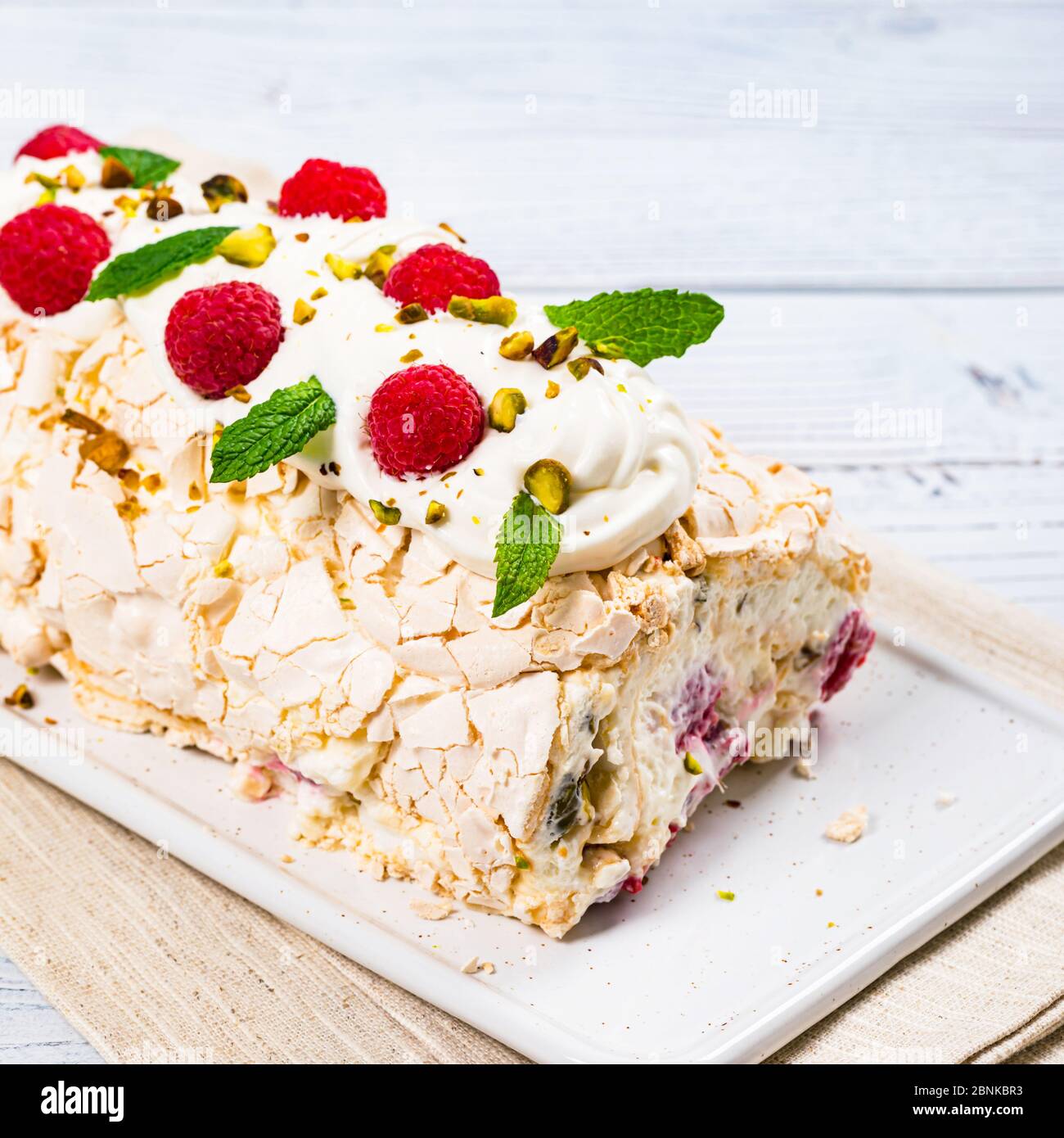 Gateau A La Meringue A La Papillova Avec Creme Et Framboises Meringue Roulade Dessert D Ete Photo Stock Alamy