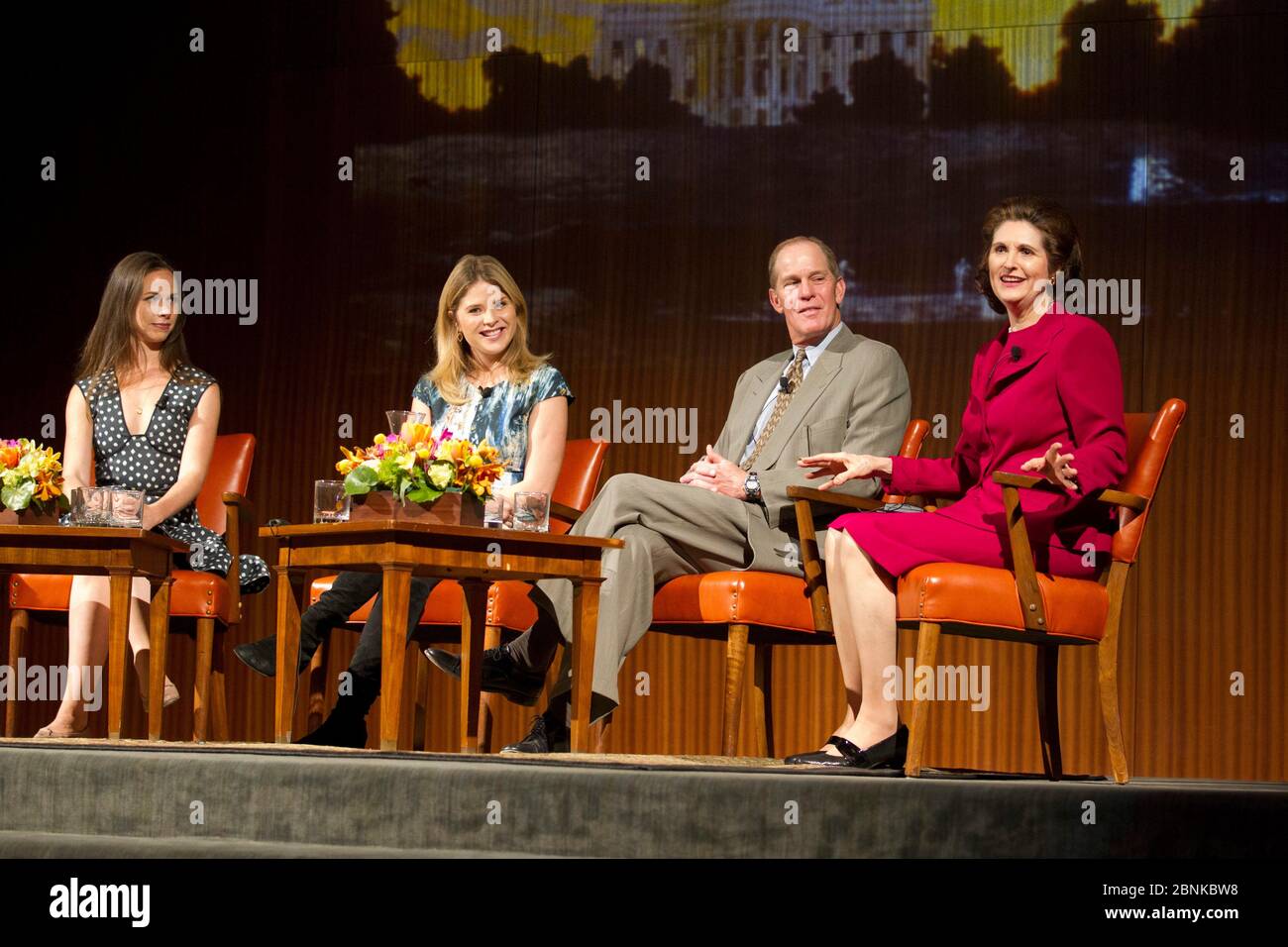 Austin Texas États-Unis, 15 novembre 2012: Les premiers enfants des anciens présidents américains, y compris (l à r) Barbara Bush, Jenna Bush, Steve Ford et Lynda Johnson Robb discutent de la vie à la Maison Blanche dans le cadre d'un séminaire d'une journée à la bibliothèque LBJ à Austin. ©Bob Daemmrich Banque D'Images Austin Texas États-Unis, 15 novembre 2012: Les premiers enfants des anciens présidents américains, y compris (l à r) Barbara Bush, Jenna Bush, Steve Ford et Lynda Johnson Robb discutent de la vie à la Maison Blanche dans le cadre d'un séminaire d'une journée à la bibliothèque LBJ à Austin. ©Bob Daemmrich Banque D'Images