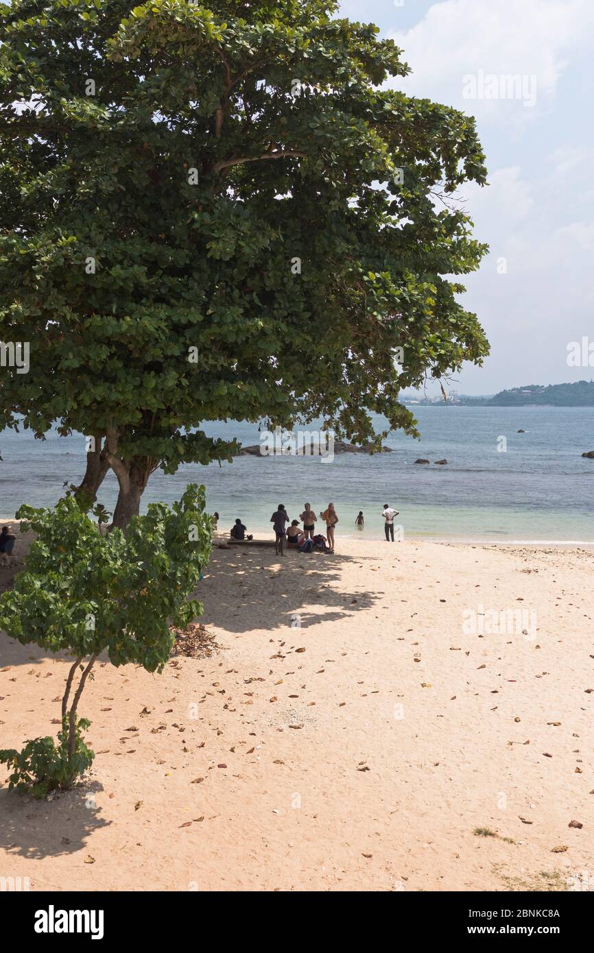 dh plages GALLE FORT SRI LANKA gens Lankais sur une plage de sable Banque D'Images