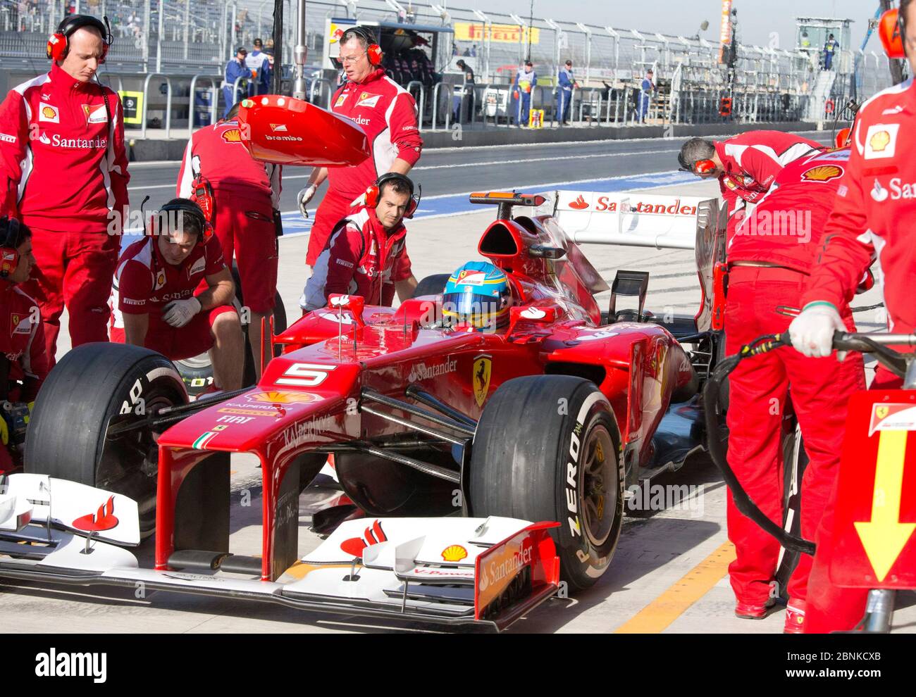 Austin, Texas Etats-Unis, 17 novembre 2012: Fernando Alonso, pilote de Ferrari de la Scuderia, a travaillé sa voiture dans les fosses lors de la séance d'entraînement de samedi pour le Grand Prix des Etats-Unis de Formule 1 du dimanche au circuit des Amériques. ©Bob Daemmrich Banque D'Images