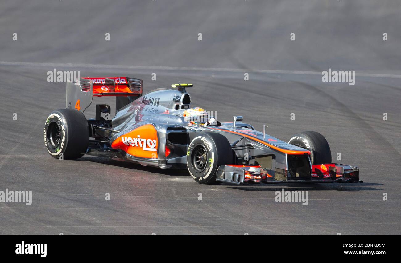 Austin Texas États-Unis, 18 novembre 2012 : Lewis Hamilton, pilote de voiture de course de formule 1, passe au premier tour lors des premiers tours du Grand Prix des États-Unis inaugural sur le circuit des Amériques, à 3,2 km à l'extérieur d'Austin. Hamilton a remporté l'événement. ©Bob Daemmrich Banque D'Images