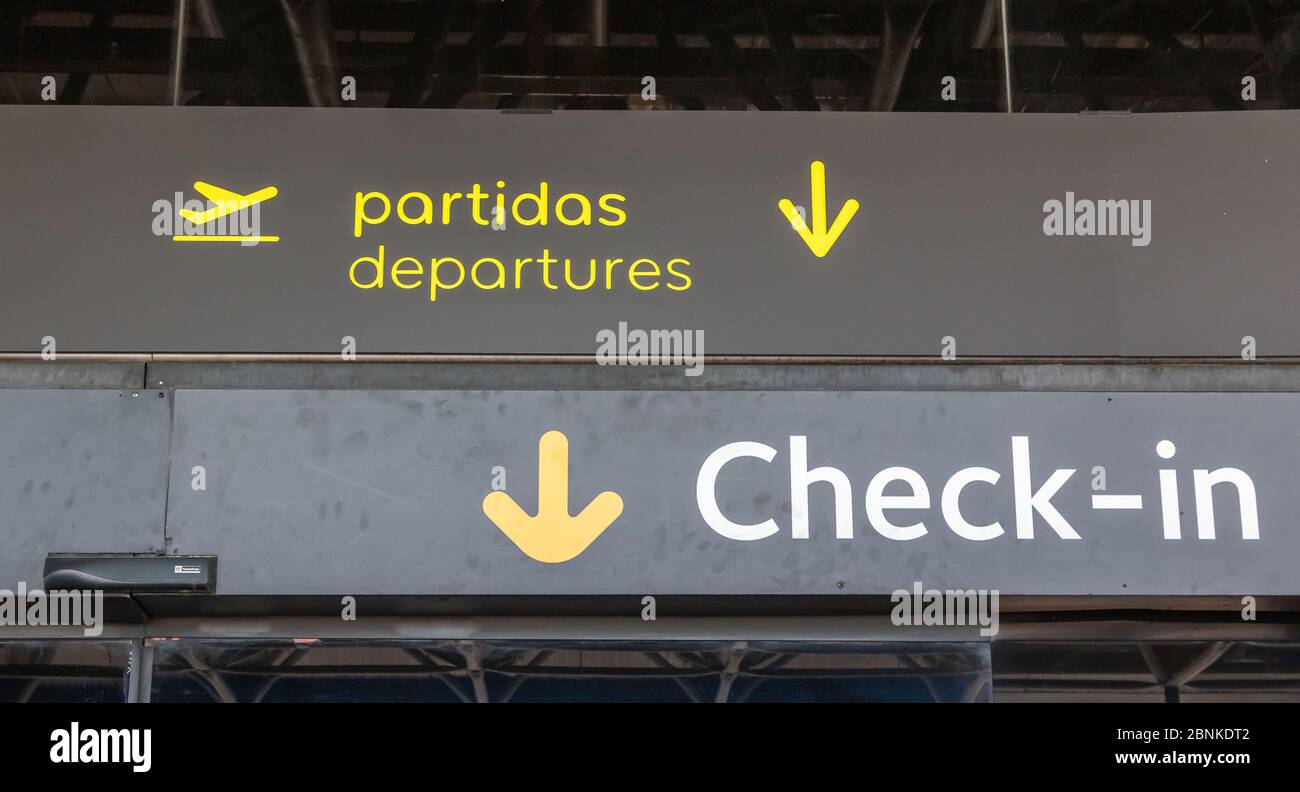 Lisbonne, Portugal - 11 mai 2018 : panneau indiquant l'entrée à l'enregistrement et les départs du terminal 1 de l'aéroport international de Lisbonne au printemps Banque D'Images