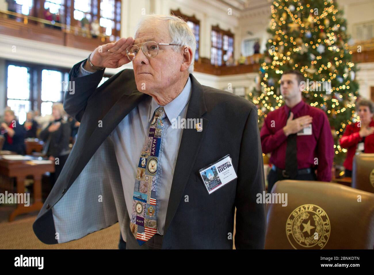 Austin Texas Etats-Unis, 17 décembre 2012: Membre républicain du Texas du Collège électoral Clinton Evetts salue pendant les cérémonies de lundi au Capitole du Texas. Comme prévu, les candidats républicains ont obtenu une victoire unanime et les résultats ont été transmis à Washington, D.C., comme l'exige la Constitution des États-Unis. ©Bob Daemmrich Banque D'Images