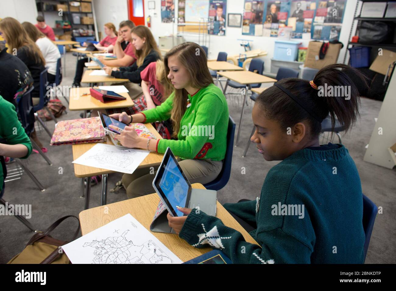 Pflugerville Texas États-Unis, 14 décembre 2012: Jeunes étudiants et lycéens à l'école secondaire Concordia utilisant des iPad d'Apple dans la classe mondiale de géographie à l'école religieuse privée. ©Bob Daemmrich Banque D'Images