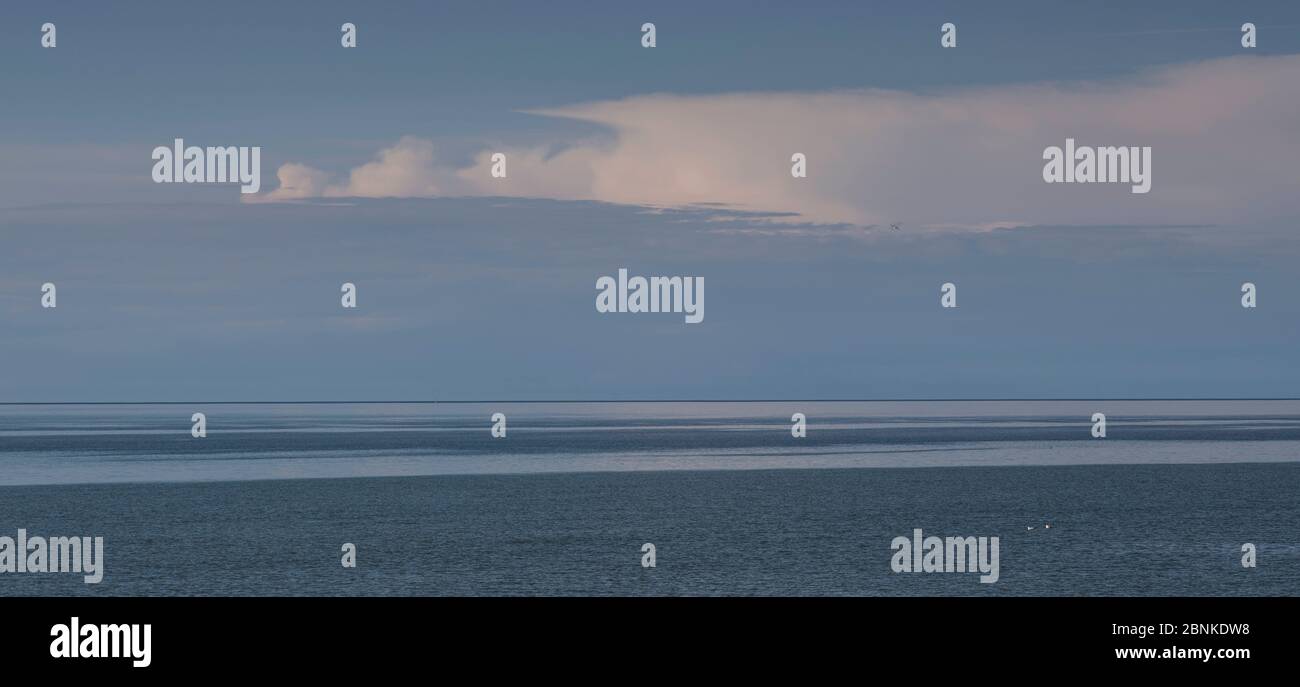 Baie de somme / Baie de la somme avec les nuages Cumulonimbus, France, avril 2016. Banque D'Images