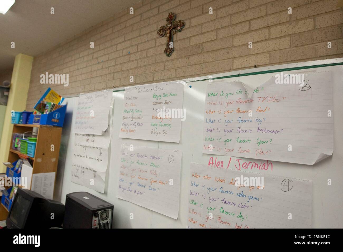 Austin Texas USA, janvier 2013: Crucifix est suspendu sur le mur au-dessus du tableau blanc dans une salle de classe de deuxième classe à l'école privée catholique. ©Bob Daemmrich Banque D'Images