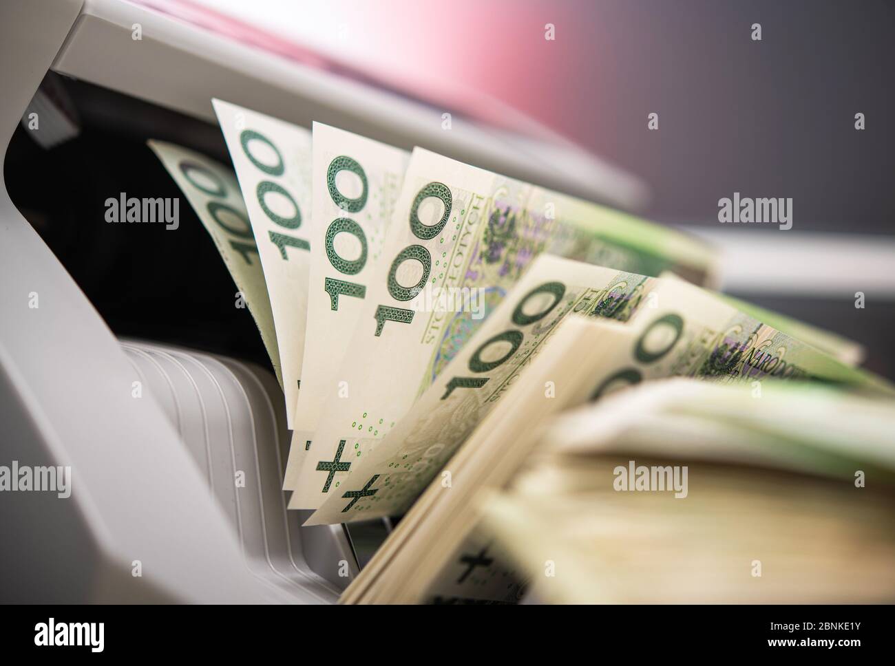 Comptoir de billets de banque avec pile de cent Zloty de monnaie polonaise. Banque D'Images