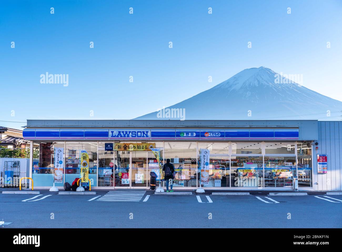 YAMANASHI, JAPON - 19 novembre 2019 : vue sur la boutique Lawson avec la montagne Fuji derrière à la station de Kawaguchiko. Lawson est un magasin de proximité avec succursales Banque D'Images