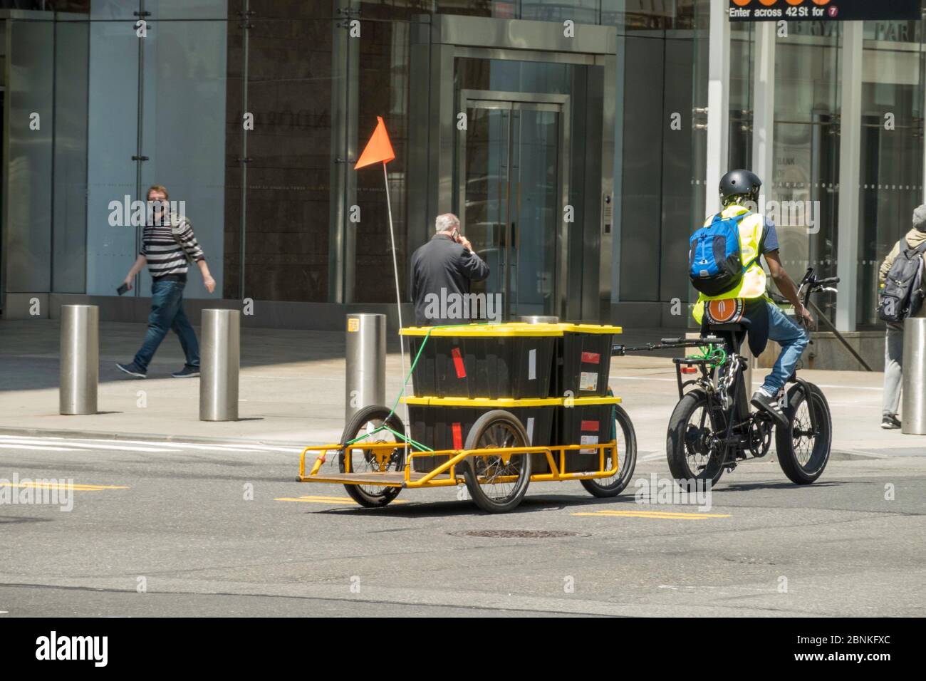 Whole Foods Market utilise une remorque Carla Cargo avec vélo électronique pour la livraison de nourriture à Midtown Manhattan pendant la pandémie COVID-19, New York City, États-Unis Banque D'Images
