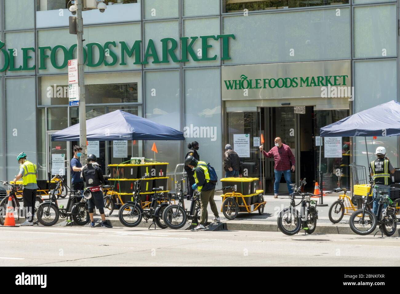 Whole Foods Market utilise une remorque Carla Cargo avec vélo électronique pour la livraison de nourriture à Midtown Manhattan pendant la pandémie COVID-19, New York City, États-Unis Banque D'Images