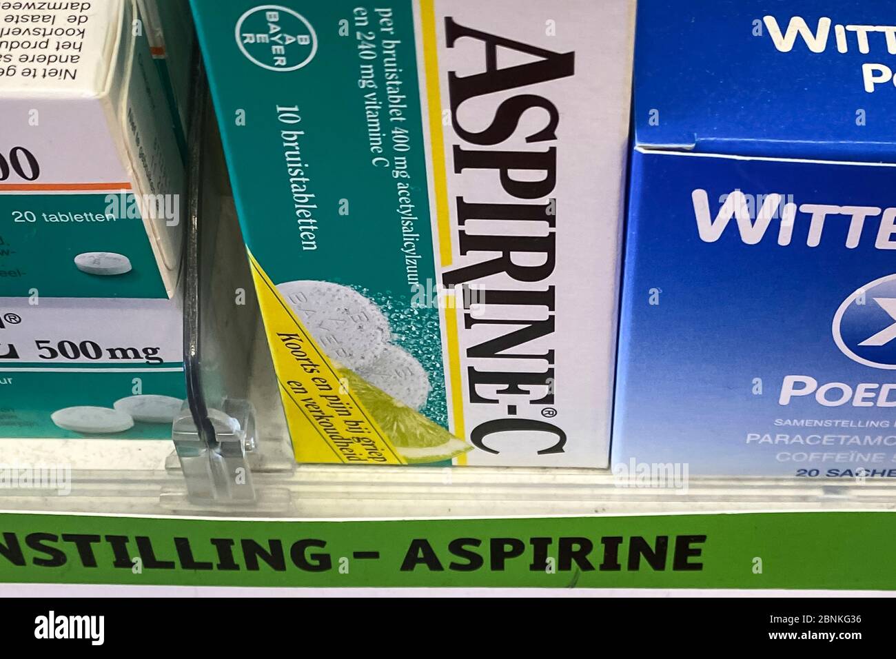 NIEUWEGEIN, 15-05-2020 , Dutchnews, Aspirin comprimés l'acide acétylsalicylique est un médicament qui a un effet analgésique, réducteur de fièvre et anti-inflammatoire. Le médicament était le analgésique le plus largement utilisé sous le nom de marque Aspirin, ou sans marque comme acide acétylsalicylique avant l'émergence du paracétamol Acetylsalicylzuur est een medicijn dat pijnstilend, koortsverlagend en ontstekingsremmend werkt. Het middel était l'un de merknaam aspirine, de merkloos als acetylsalicylzuur voor de opkomst van paracétamol de meest gebruikte pijnstiller Banque D'Images