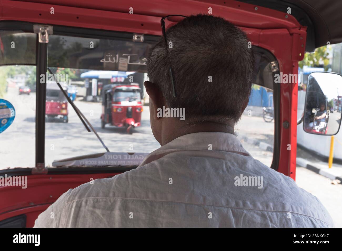 dh Tuk Tuks taxi rickshaw GALLE SRI LANKA à l'intérieur Sri Lankan conducteur tuktuk tour intérieur Voyage personnes Banque D'Images