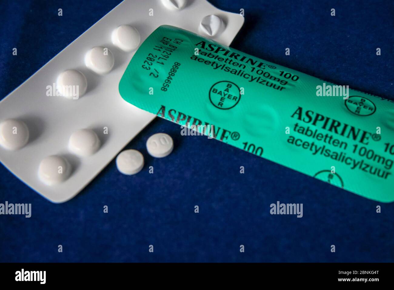 NIEUWEGEIN, 15-05-2020 , Dutchnews, Aspirin comprimés l'acide acétylsalicylique est un médicament qui a un effet analgésique, réducteur de fièvre et anti-inflammatoire. Le médicament était le analgésique le plus largement utilisé sous le nom de marque Aspirin, ou sans marque comme acide acétylsalicylique avant l'émergence du paracétamol Acetylsalicylzuur est een medicijn dat pijnstilend, koortsverlagend en ontstekingsremmend werkt. Het middel était l'un de merknaam aspirine, de merkloos als acetylsalicylzuur voor de opkomst van paracétamol de meest gebruikte pijnstiller Banque D'Images