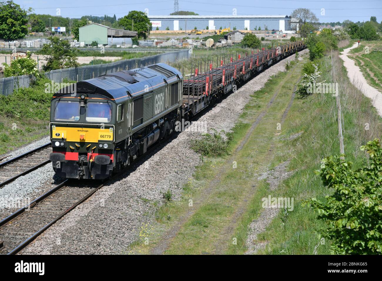 Celebrity Class 66 66779 Evening Star avec 6X01 Scunthorpe Trent à Eastleigh East Yard train soudé continu passant Barton sous Needwood Banque D'Images