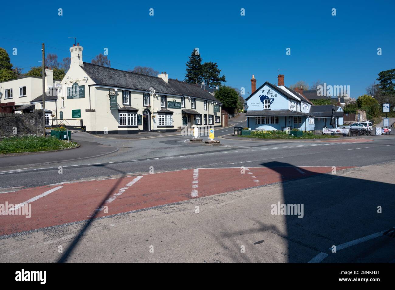La maison de l'entraîneur et la cloche bleue à St Mellons, Cardiff sous un ciel bleu sous un beau soleil de printemps pendant la pandémie du coronavirus, 26/3/20. Banque D'Images