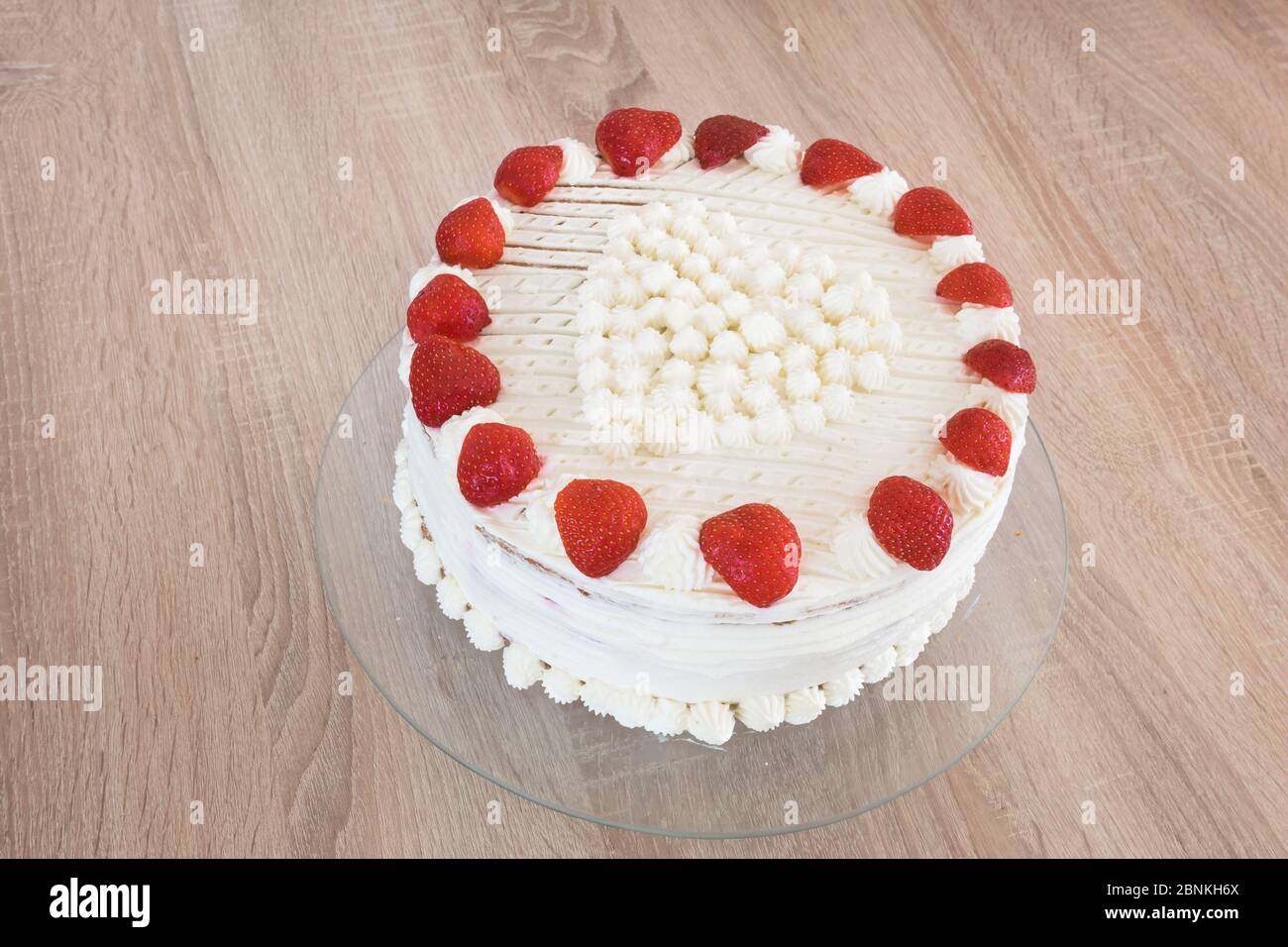 Gateau De Fete Des Meres Maison Decore De Fraises Et De Touffes A La Creme Fouettee Sous Forme De Coeur Photo Stock Alamy