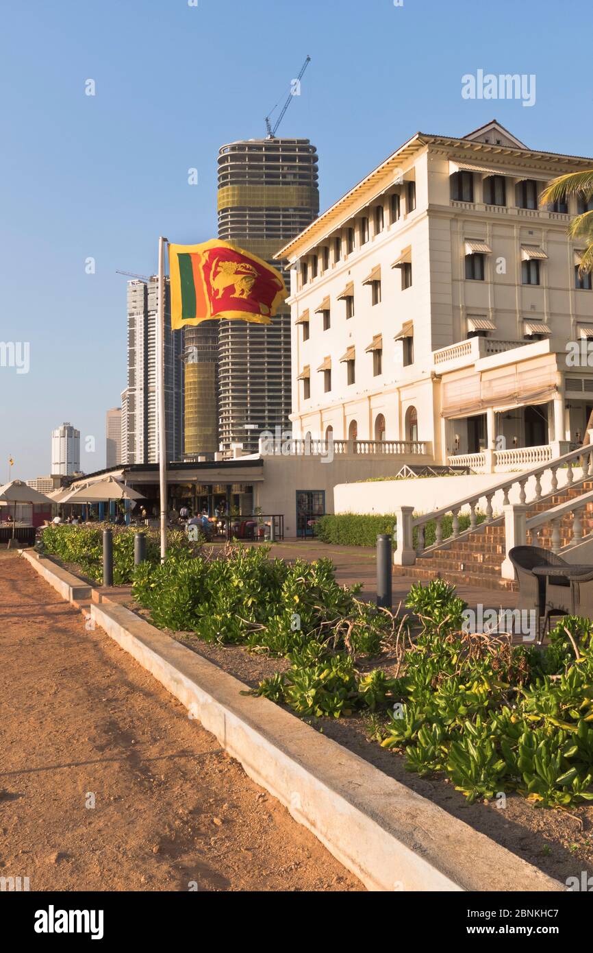 dh Galle face Hotel COLOMBO SRI LANKA drapeau sri lankais volant à l'extérieur du jardin de l'hôtel Banque D'Images