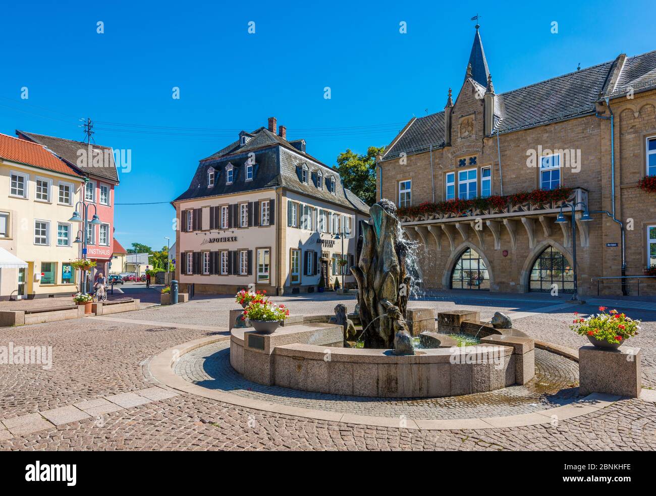 Place du marché à Bad Sobernheim, quartier de Bad Kreuznach, centre du Moyen-Nahe, avec fontaine, hôtel de ville et 'Alte Apotheke' Banque D'Images
