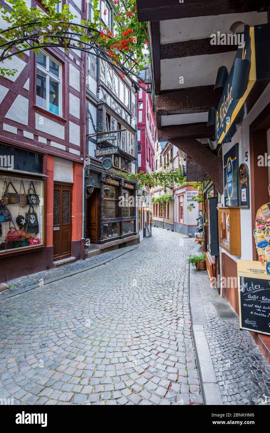 Route historique de la Moselle depuis Bernkastel-Kues, Mittelmosel, bars à vins et restaurants centenaires dans des maisons à colombages, reflet du Moyen-âge Banque D'Images