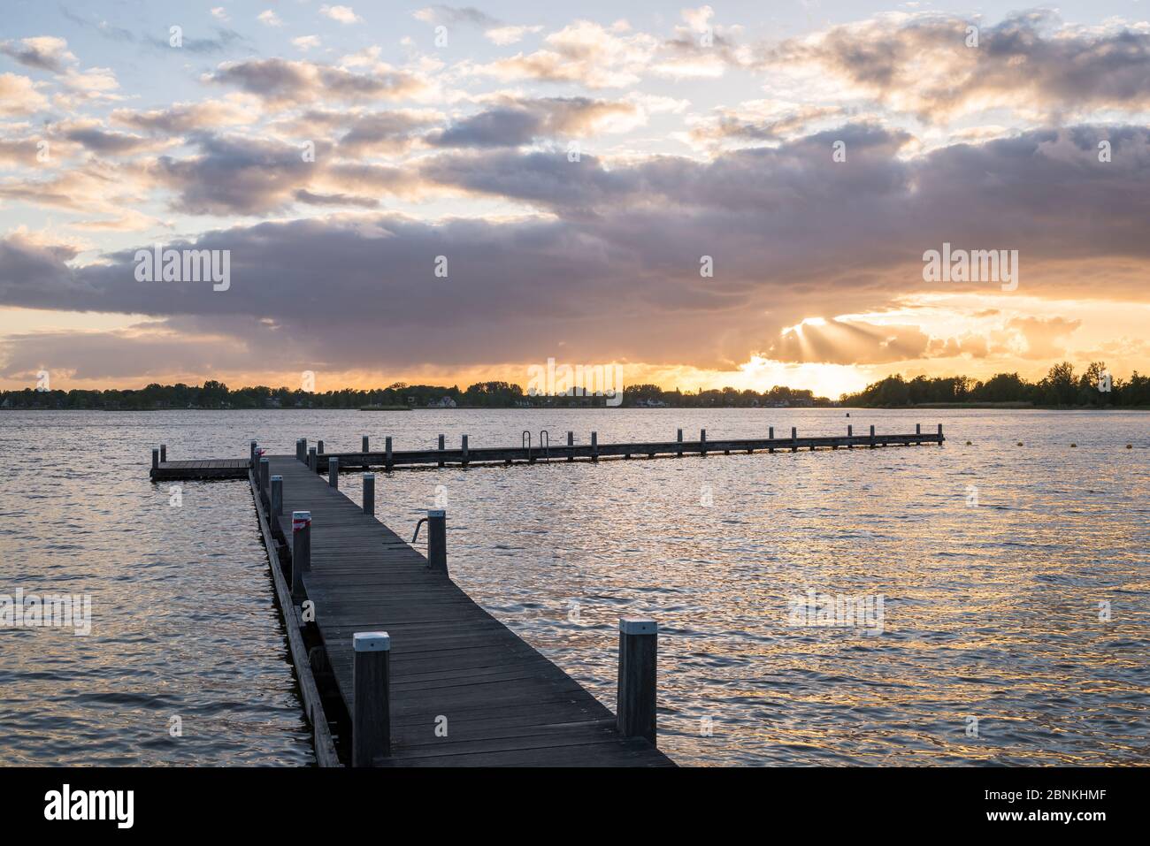 Vue panoramique au coucher du soleil sur une jetée du lac 'Reeuwijkse Plassen', près de Gouda, pays-Bas Banque D'Images