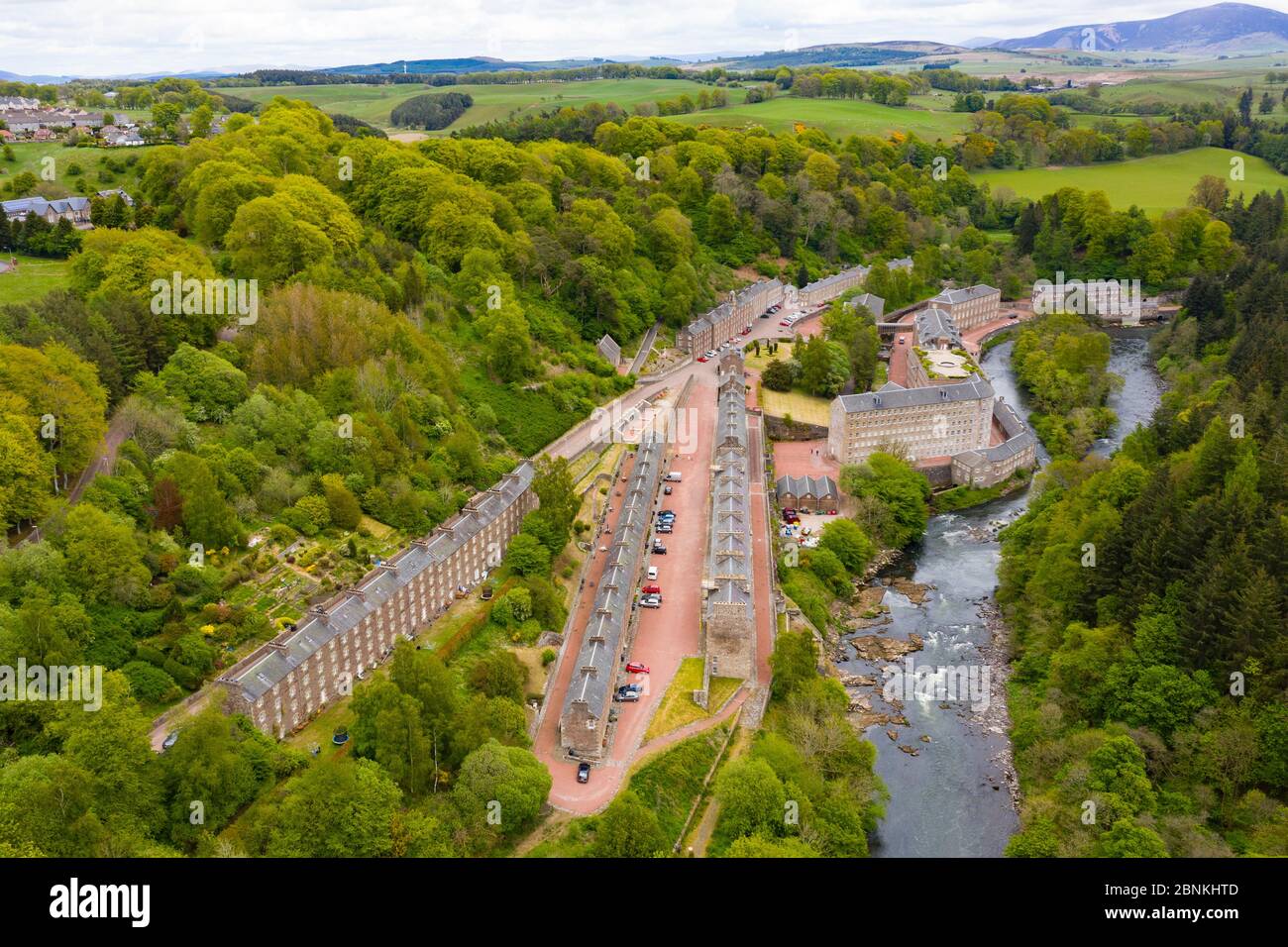 Vue aérienne du site du patrimoine mondial de New Lanark fermée pendant le confinement de la Covid-19, à côté de la rivière Clyde dans le sud du Lanarkshire, en Écosse, au Royaume-Uni Banque D'Images