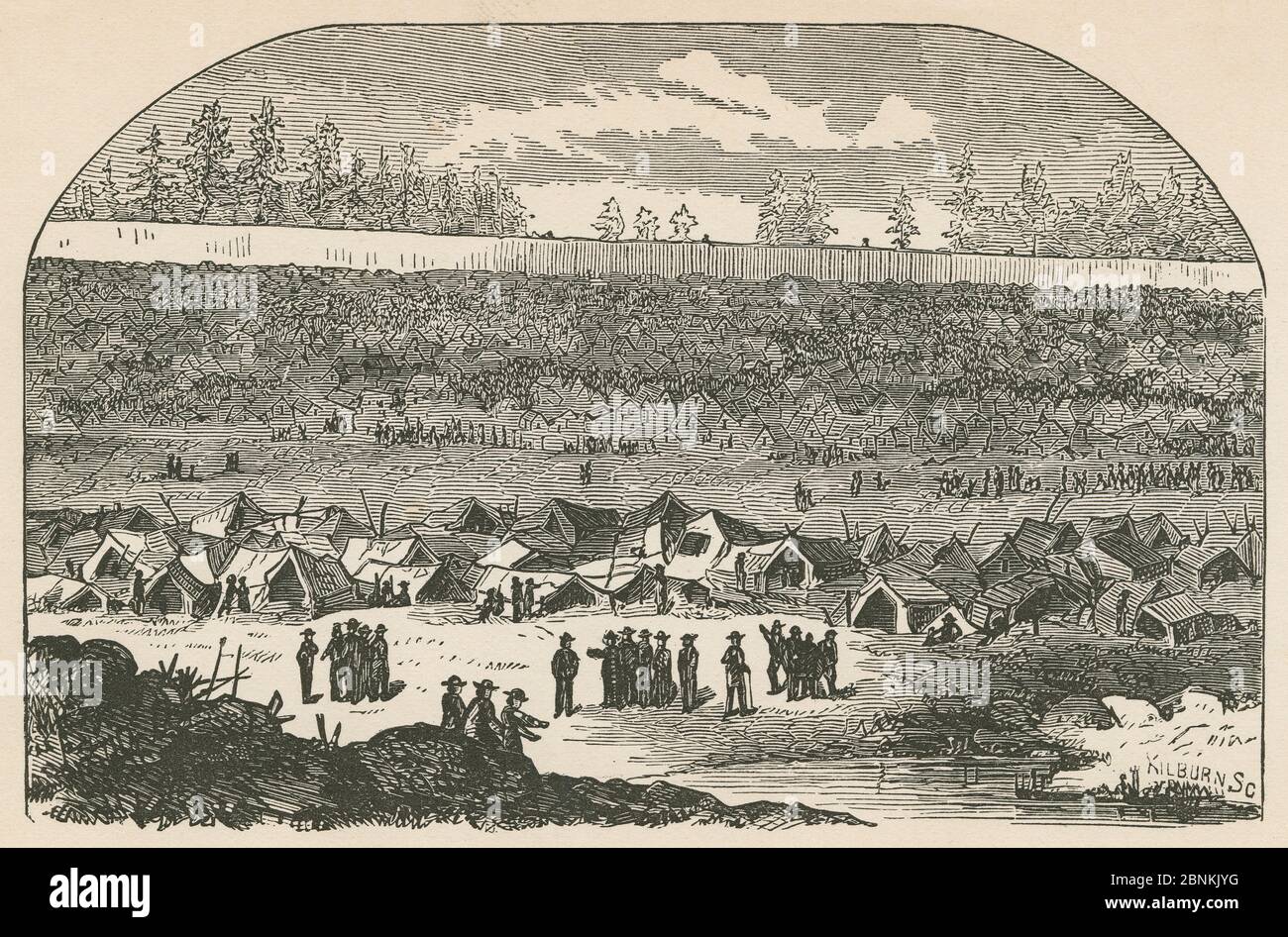 Gravure antique de 1866, « vue de l’intérieur de la prison, avec bourbier et foules de huttes et d’hommes au-delà » de l’histoire du soldat par Goss. « l’espace ainsi rempli était occupé, presque au bord du puits, par les prisonniers, rassemblés ici pour les commodités de l’endroit et pour obtenir de l’eau. » La prison d'Andersonville était un camp confédéré de prisonniers de guerre à Andersonville, en Géorgie, pendant la guerre civile américaine. SOURCE : GRAVURE ORIGINALE Banque D'Images