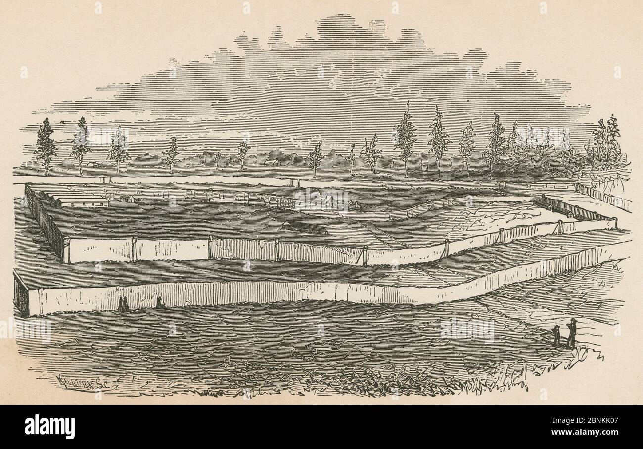 Gravure antique de 1866, « vue de la traque alors que les rebelles l'ont laissée » de l'histoire du soldat par Goss. « la prison d’Andersonville était située sur deux collines et, à travers le centre, elle courait un ruisseau lent, une branche, comme on l’appelait généralement. Il n’y avait aucun signe de végétation dans la plume, elle avait toutes été piétinée. » La prison d'Andersonville était un camp confédéré de prisonniers de guerre à Andersonville, en Géorgie, pendant la guerre civile américaine. SOURCE : GRAVURE ORIGINALE Banque D'Images