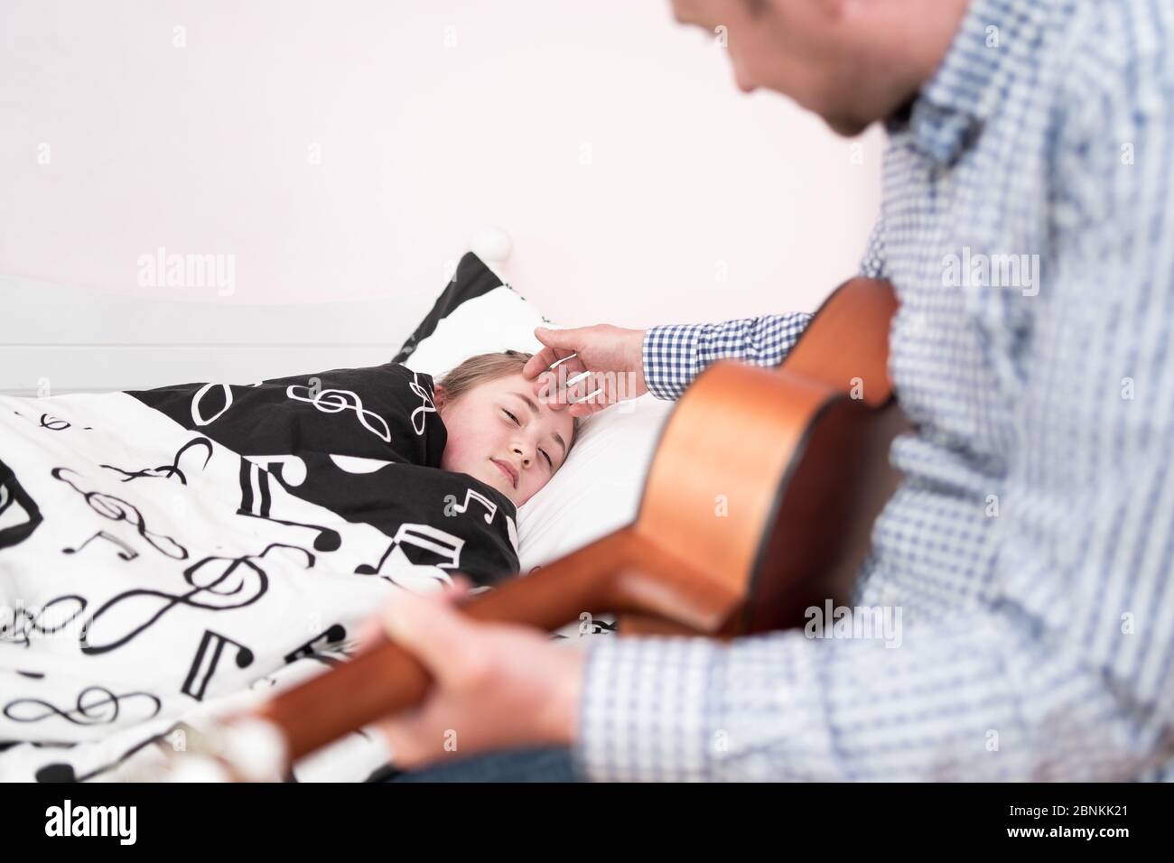 Le Pere S Occupe De Sa Fille Malade Amour Parfait Garde D Enfants Un Homme Avec Une Guitare Verifie Le Bien Etre D Un Enfant Papa Joue Pour Sa Petite Fille Photo Stock Alamy