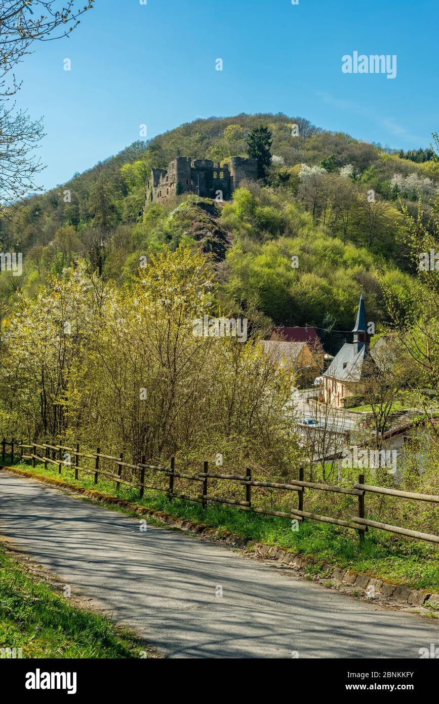 Dalburg près de Dalberg dans le Gräfenbachtal dans le quartier de Bad Kreuznach, un château à éperon avec un panorama à haute résolution, construit par Gobold von Weyersbach, aujourd'hui propriétaire: Prince zu Salm-Salm, Banque D'Images