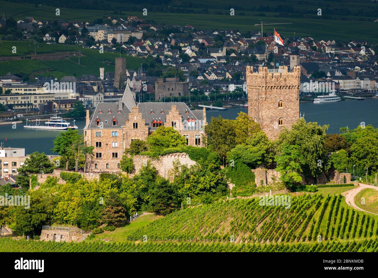 Château de Klopp à Bingen am Rhein, château néo-gothique au sommet d'une colline avec un donjon remarquable, romantisme pur du Rhin, Vallée du Haut-Rhin de Mitel, classée au patrimoine mondial de l'UNESCO, en arrière-plan la ville de Rüdesheim, Banque D'Images