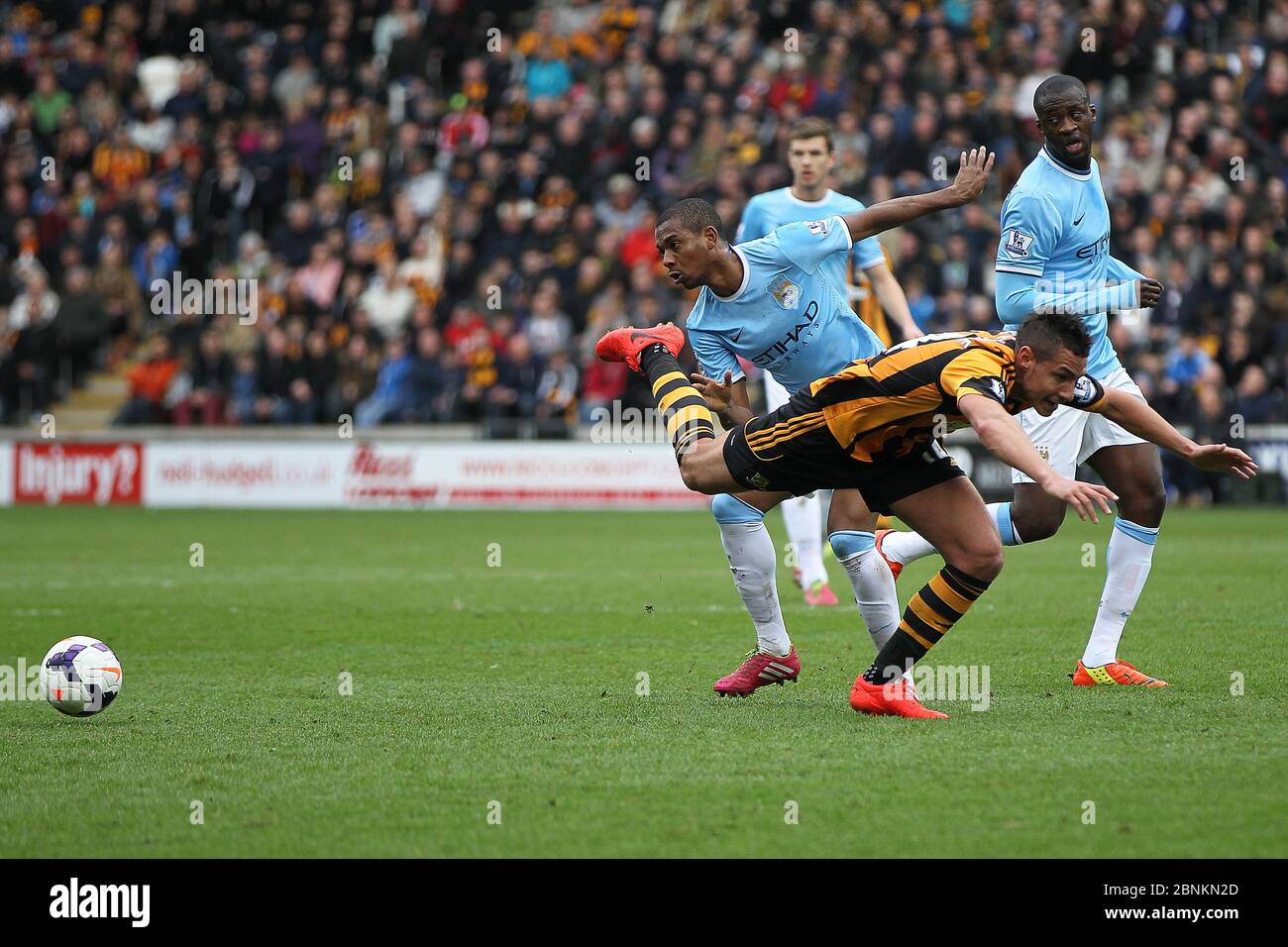 KINGSTON UPON HULL, ANGLETERRE - Jake Livermore de Hull City tombe après un défi de Fernandinho de Manchester City lors du match de la première ligue entre Hull City et Manchester City au KC Stadium, Kingston upon Hull le samedi 15 mars 2014 (Credit: Mark Fletcher | MI News) Banque D'Images