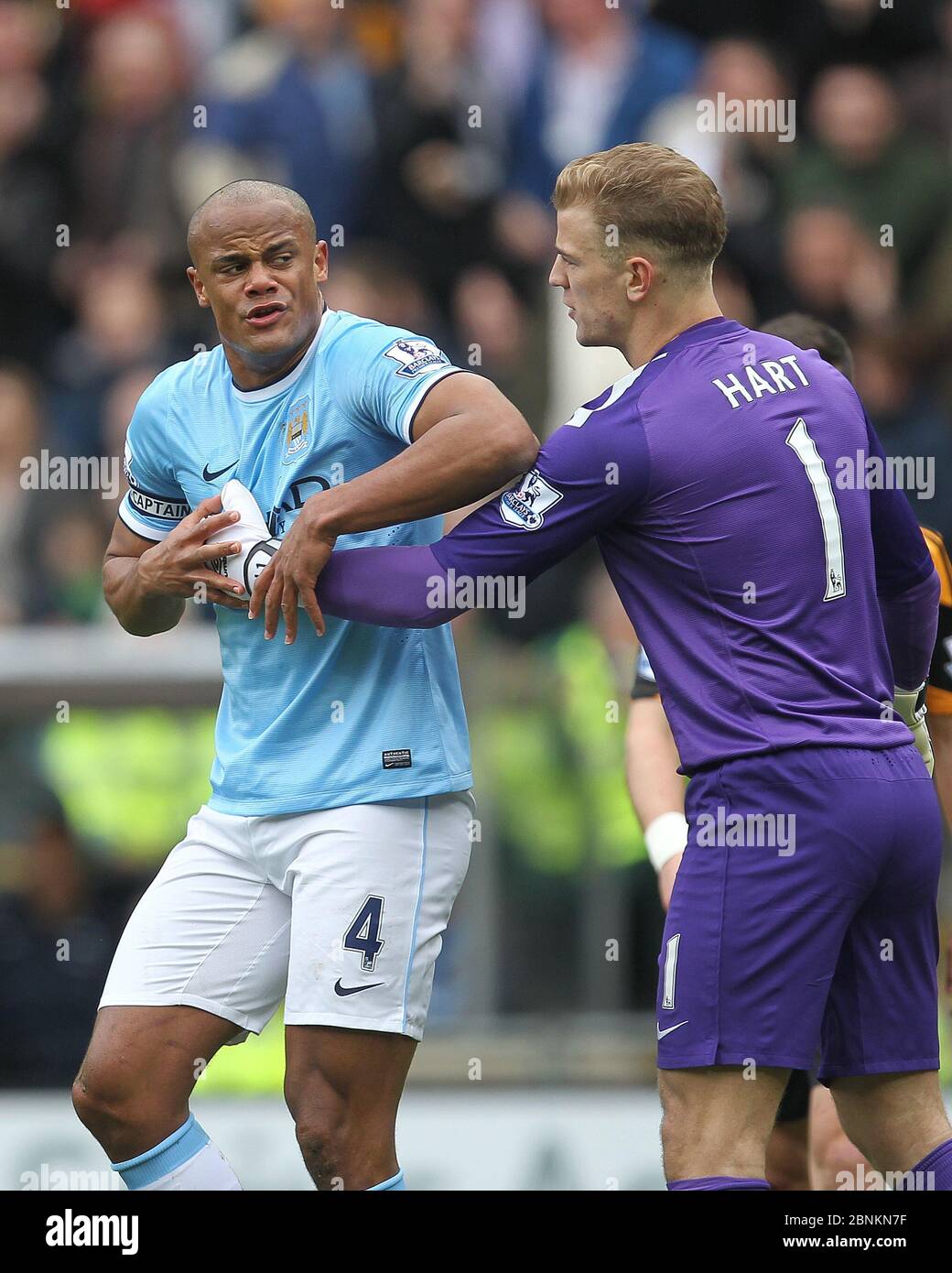 KINGSTON UPON HULL, ANGLETERRE - Joe Hart tente de retenir Vincent Kompany en réagissant à recevoir une carte rouge pour regrouper Nico Jelavic lors du match de la Premier League entre Hull City et Manchester City au KC Stadium, Kingston upon Hull, le samedi 15 mars 2014 (crédit : Mark Fletcher | Actualités MI) Banque D'Images