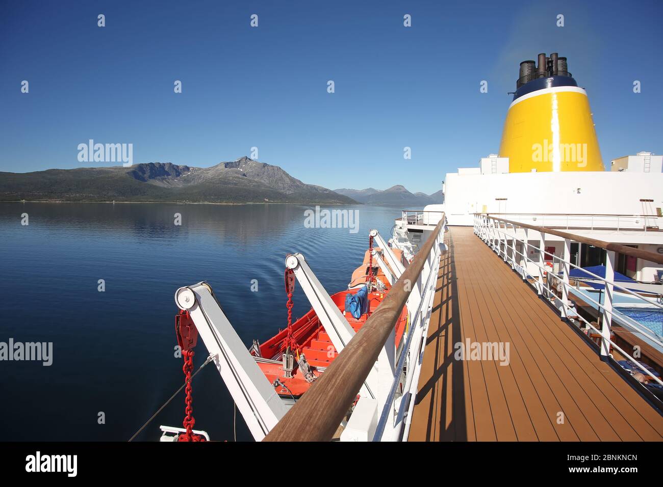 Pont et entonnoir d'un navire en navigue sur fjords, îles et passages intérieurs ; Andfjorden et Vestfjorden, entre Bodo et Hammerfest, Norvège. Banque D'Images