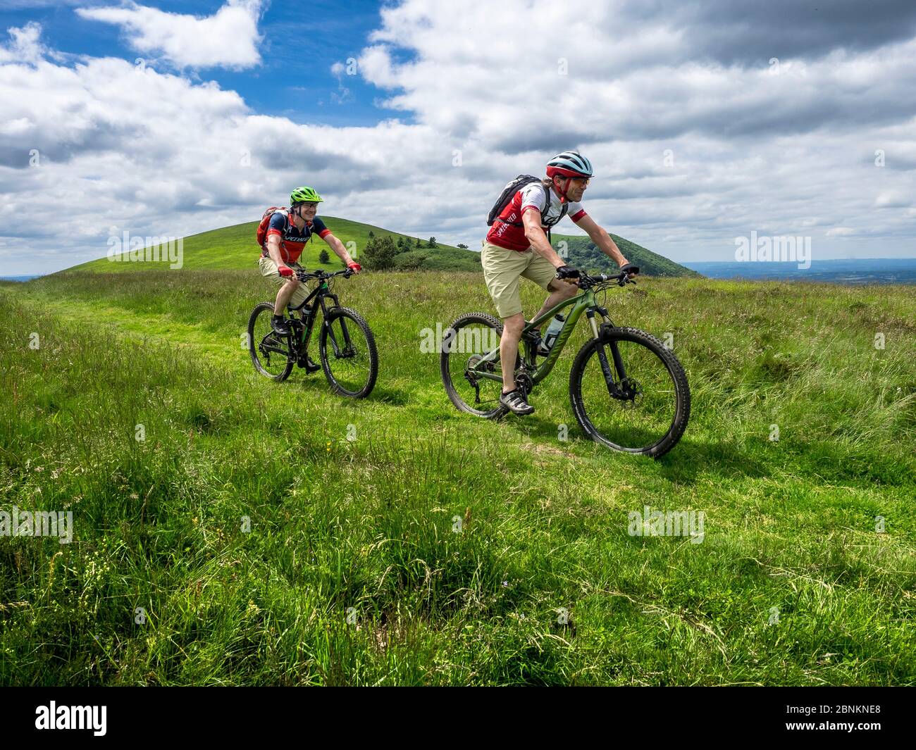 Piste de VTT unique au Puy Pariou (1209m) dans le massif Central en France. Il fait partie de la chaîne des Puys, la chaîne de montagnes des Puys, avec 80 volcans. Banque D'Images