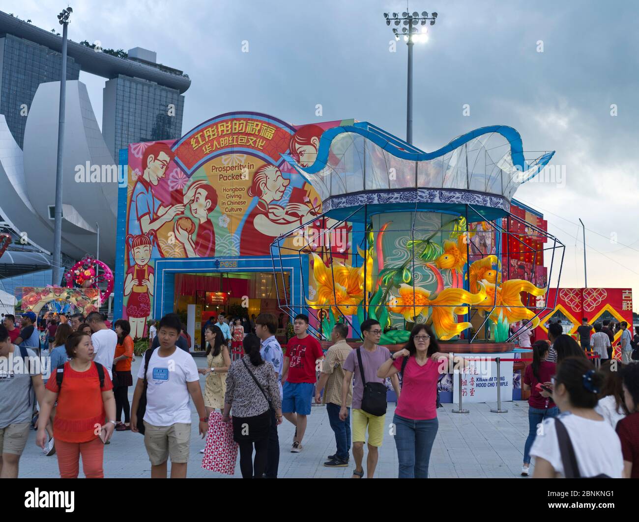 dh Chinois nouvel an MARINA BAY SINGAPOUR foules appréciant des divertissements décorations funfair foule Banque D'Images