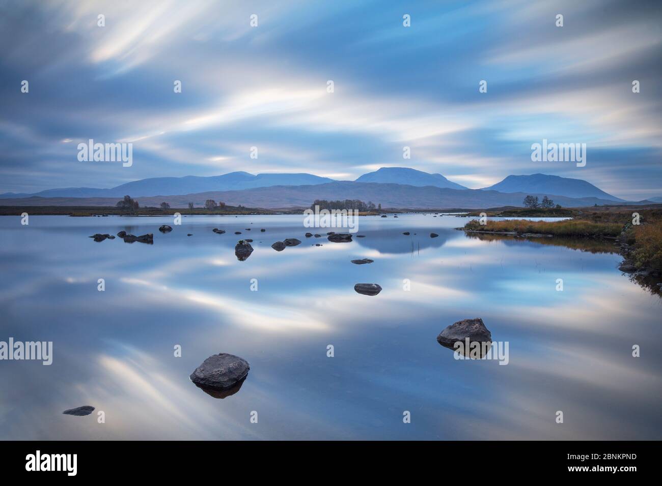 Les réflexions dans le Loch Baa à l'aube, Rannoch Moor, Glencoe, Lochaber, Écosse, Royaume-Uni, octobre 2014. Banque D'Images