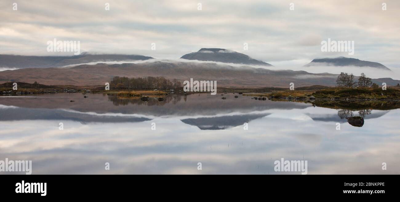 Les réflexions dans l'aube de la BAA, le Loch Rannoch Moor, Glencoe, Écosse, Royaume-Uni, octobre 2014. Banque D'Images