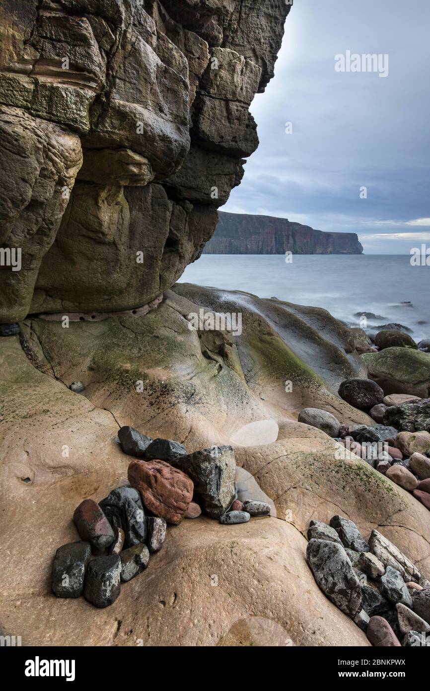 Roches sur côte au Rackwick Bay, Hoy, Orkney, Scotland, octobre 2014. Banque D'Images