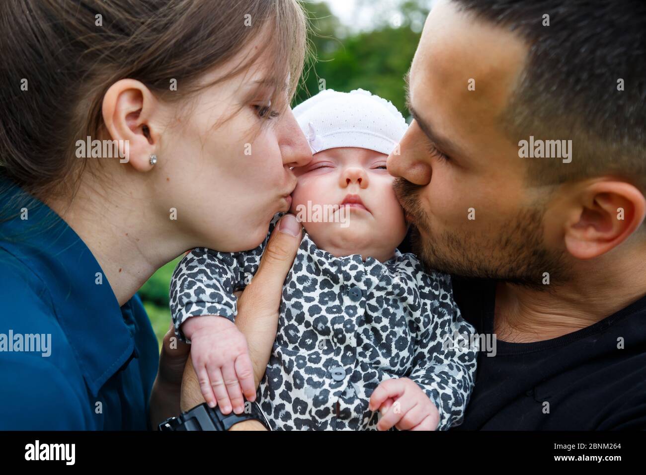 J Aime Papa Et Maman Avec Son Nouveau Ne Sur Les Bras Belle Famille Avec Un Enfant Nouveau Ne En Pleine Nature La Premiere Semaine De Li De Bebe Photo Stock Alamy