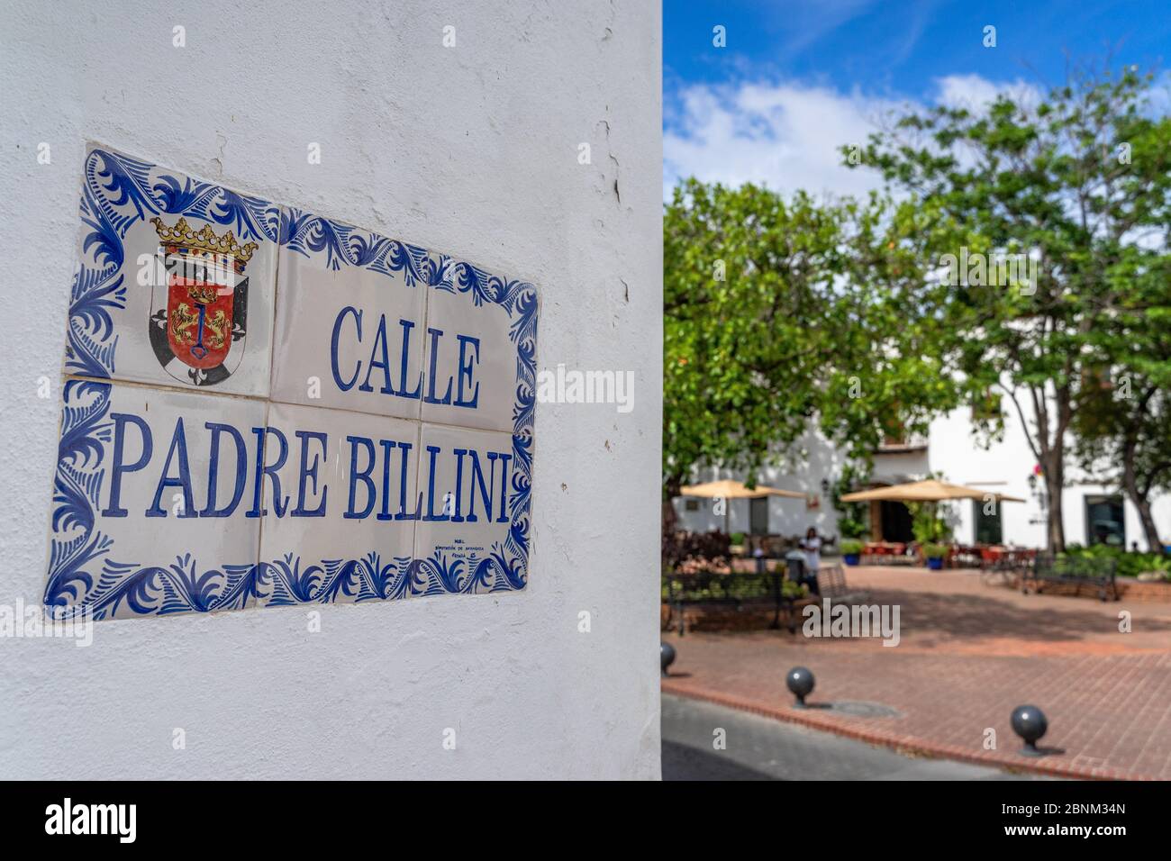 Amérique, Caraïbes, grandes Antilles, République dominicaine, Saint-Domingue, quartier colonial, panneau de rue historique sur Calle Padre Bellini avec Parque Bellini en arrière-plan Banque D'Images