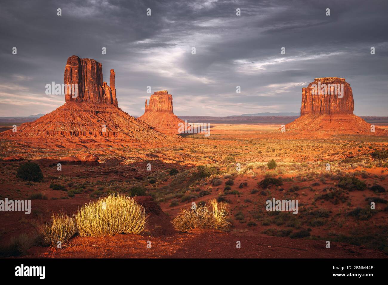 Vue du coucher de soleil à Monument Valley, Navajo Nation, USA Banque D'Images
