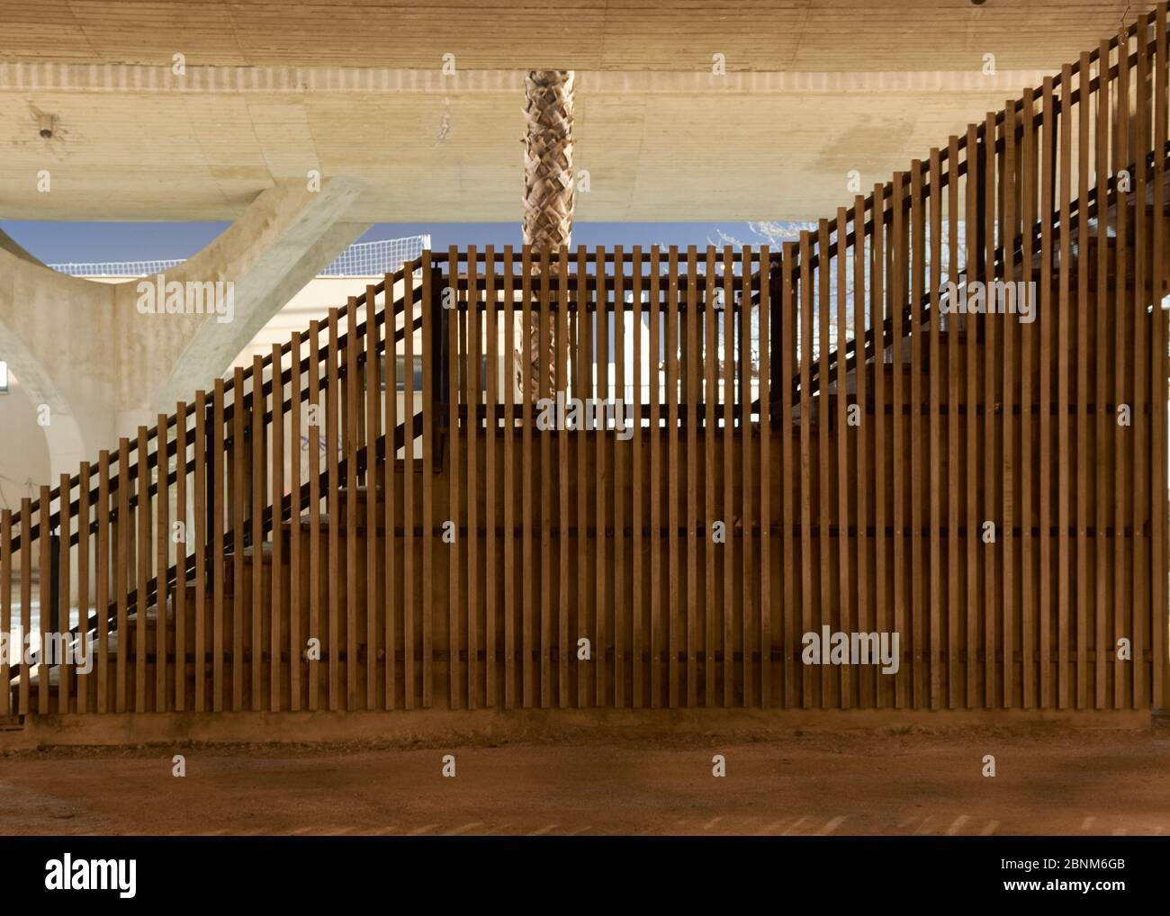 Escalier dans le parc à nulle part la nuit. Lignes droites Banque D'Images