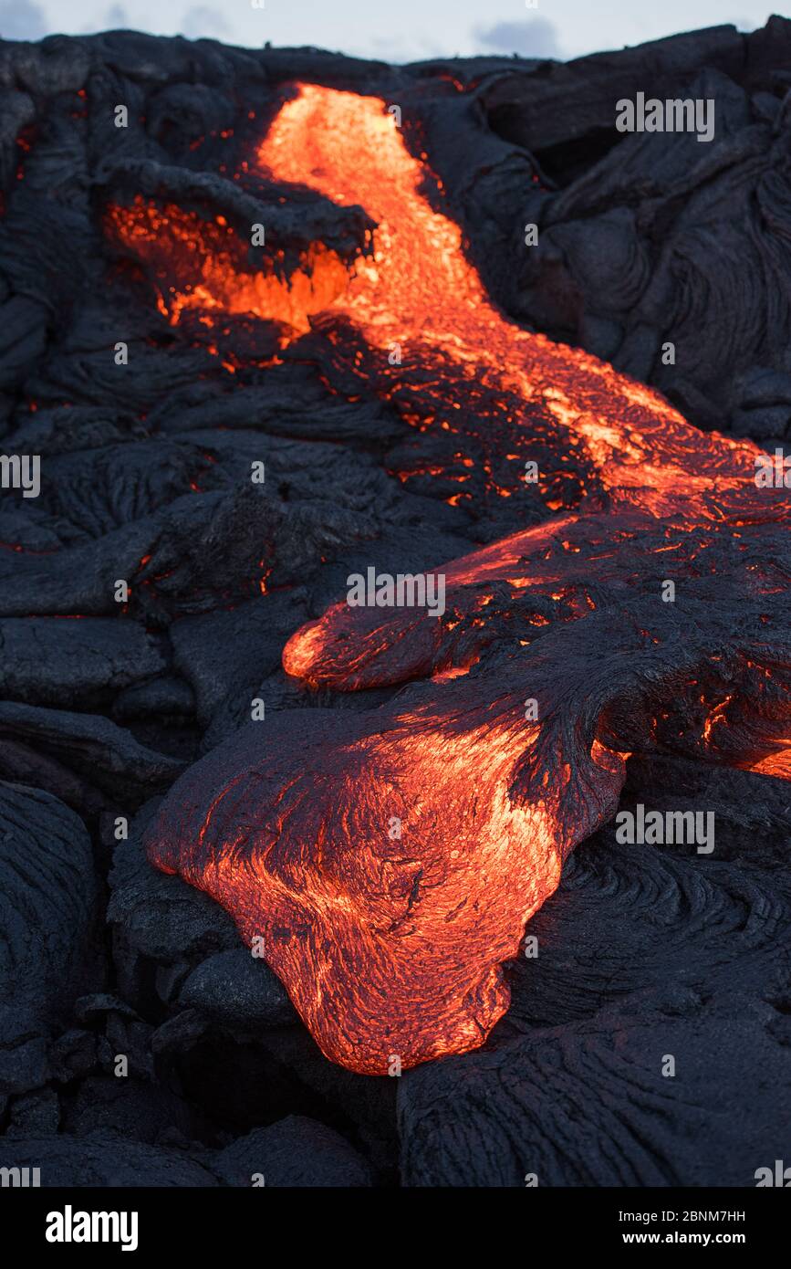 La lave Pahoehoe du flux 61G, émanant de pu'u O'o sur le volcan Kilauea, s'élante d'un point de vue près de l'entrée de l'océan de Kamokuna dans les volcans d'Hawaï Banque D'Images